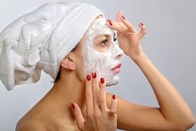 nanošenje maske za pomlađivanje kože
